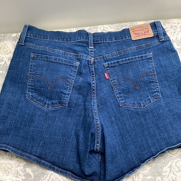 Like new Levi’s shorts - Picture 2 of 3